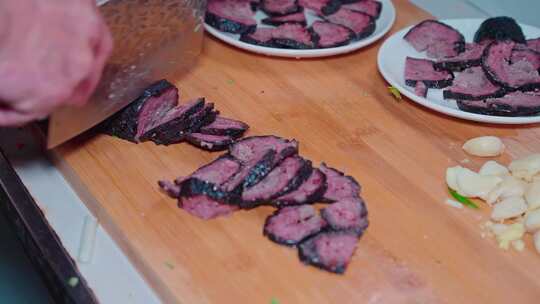 农村年味柴火做饭柴火炒肉切香肠烹饪过程