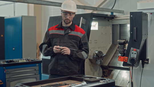 男性工厂技术员，负责机械设备维修视频素材模板下载