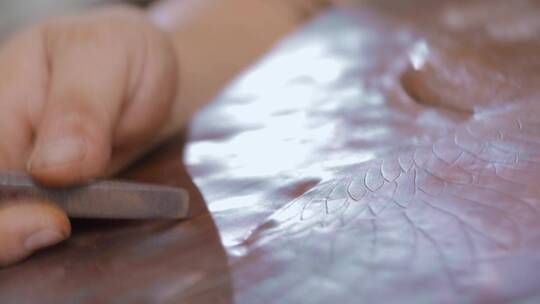 手工艺视频手工匠人锻铜雕刻刻线雕刻视频素材模板下载