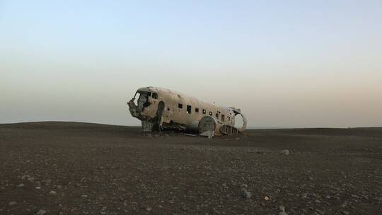 沙漠上的坠毁飞机