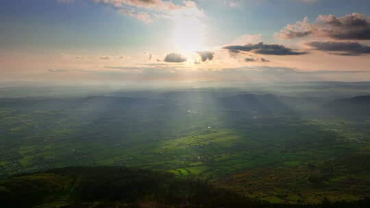 清晨云海日出光芒4k
