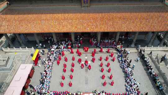 古建筑前传统仪式活动场景