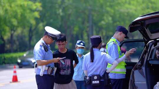 交警执法检查违章车辆