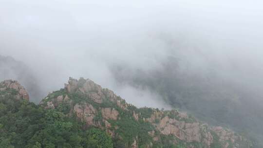 泰山扇子崖，云雾缭绕