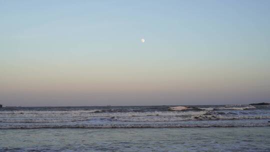 大海月亮海上明月海水海浪傍晚蓝色天空海滩