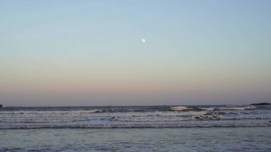 大海月亮海上明月海水海浪傍晚蓝色天空海滩视频素材模板下载