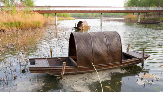 木船渔船在水面飘浮北京温榆河公园