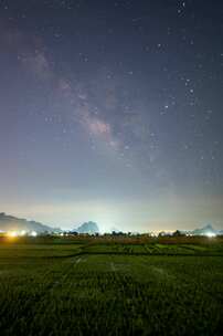 稻田银河星空延时-广西柳州柳江区成团镇