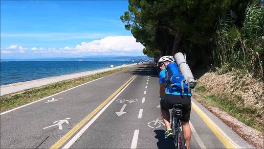 穷游者在沿海公路上骑自行车