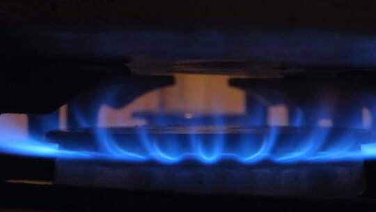 厨房灶台的燃气蓝色火焰视频素材模板下载