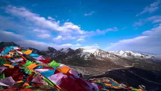 雪山下的五彩经幡风景