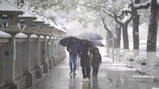 下雪天街道上的行人路人