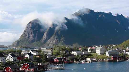 高空俯瞰海岛村庄及周边山水全景