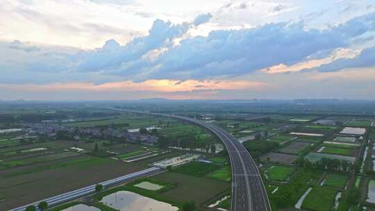 乡村田野上的高速公路