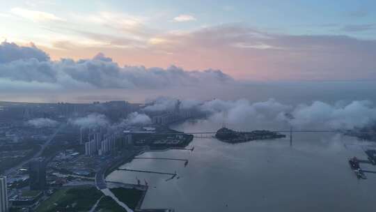 广东汕头岛屿旅游区海湾大桥清晨云海航拍