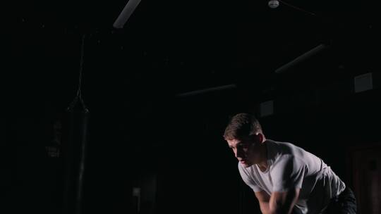 男子在健身房里锻炼身体视频素材模板下载