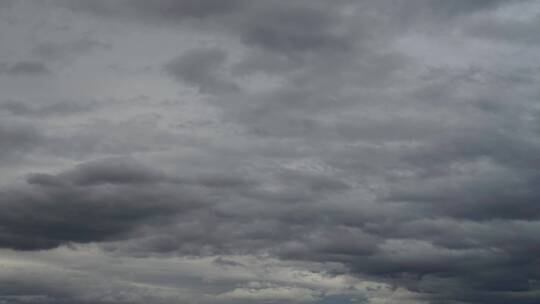 阴天乌云天空延时快要下雨暴风雨天气变化