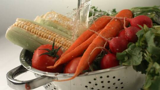 清洗蔬菜的慢镜头