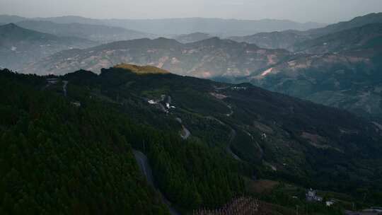 云南屏边苗族山区蜿蜒公路