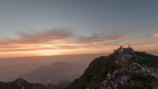 延时摄影泰山山顶看日出太阳升起