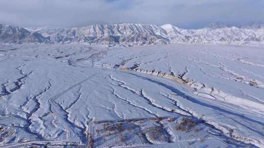 冬季青藏高原祁连山脉山峰雪景航拍雪山