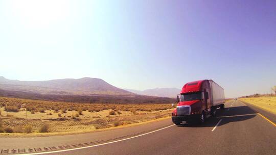 卡车穿过沙漠
