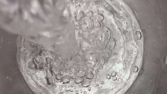 杯子倒水水泡气泡