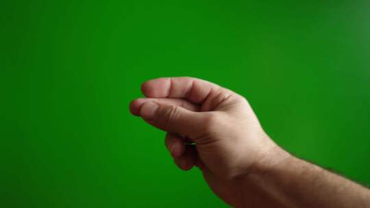 21.在绿色背景上点击男性手的手指。轻松