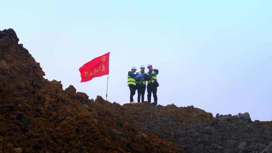 青年突击队山顶上讨论图纸形象