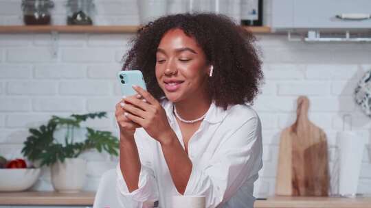 年轻的非裔美国女性通过Messenger应用程序与朋友聊天视频素材模板下载