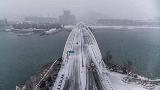 航拍雪后珊瑚桥