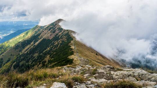 白云在阿尔卑斯山脉上