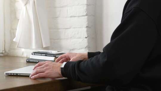 打开笔记本电脑的人