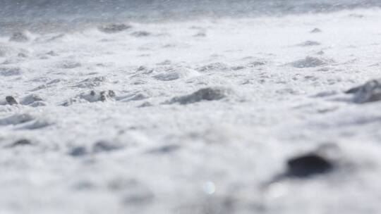 青海湖冬季雪景 从雪地摇到湖面浪花 风吹雪