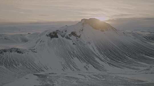 航拍登山者登上冰原雪山看日出
