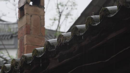 下雨天的瓦片房视频素材模板下载