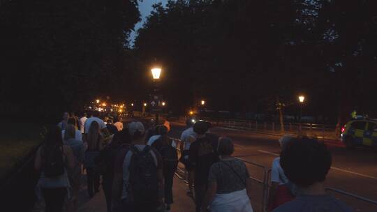 夜晚人群步行到仪式观景区的跟踪拍摄
