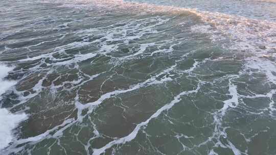 航拍日出的福建漳州东山岛金銮湾海浪景观视频素材模板下载