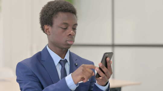 年轻的黑人在使用智能手机