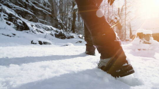 雪地徒步旅行者的脚步慢动作特写
