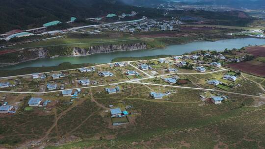 4k草原牧场视频香格里拉藏区藏族民房湖泊