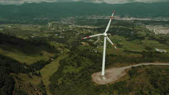 山地单风力发电机在山谷空中的城市中转风