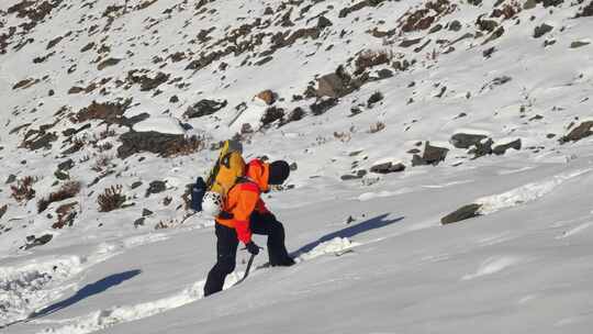 四川甘孜攀登乌库楚雪山的登山者大雪中徒步