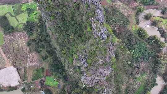 航拍攀登桂林阳朔矮山的攀岩者