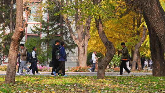 大学生在校园行走骑车上课下课