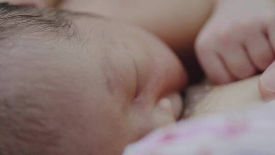 婴儿睡觉新生儿儿科护理产科妇幼新生儿入睡