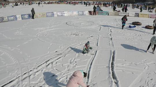 雪地里玩耍的人群视频素材模板下载