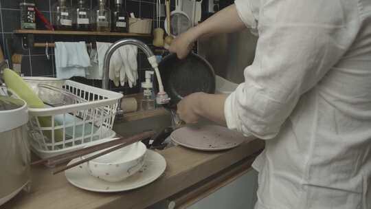 厨房家务洗碗刷碗男人洗碗干家务视频素材模板下载