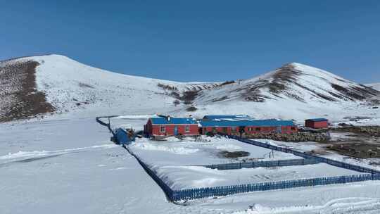 冬季白雪皑皑中的山村人家