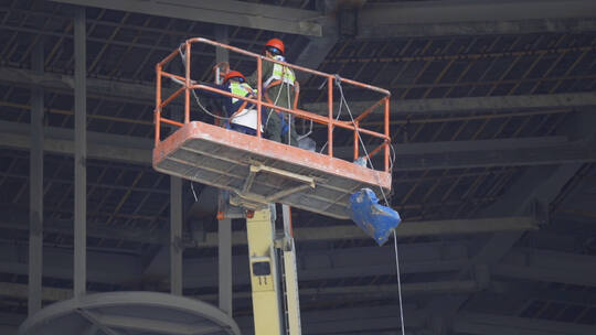 升降车载人高空施工作业